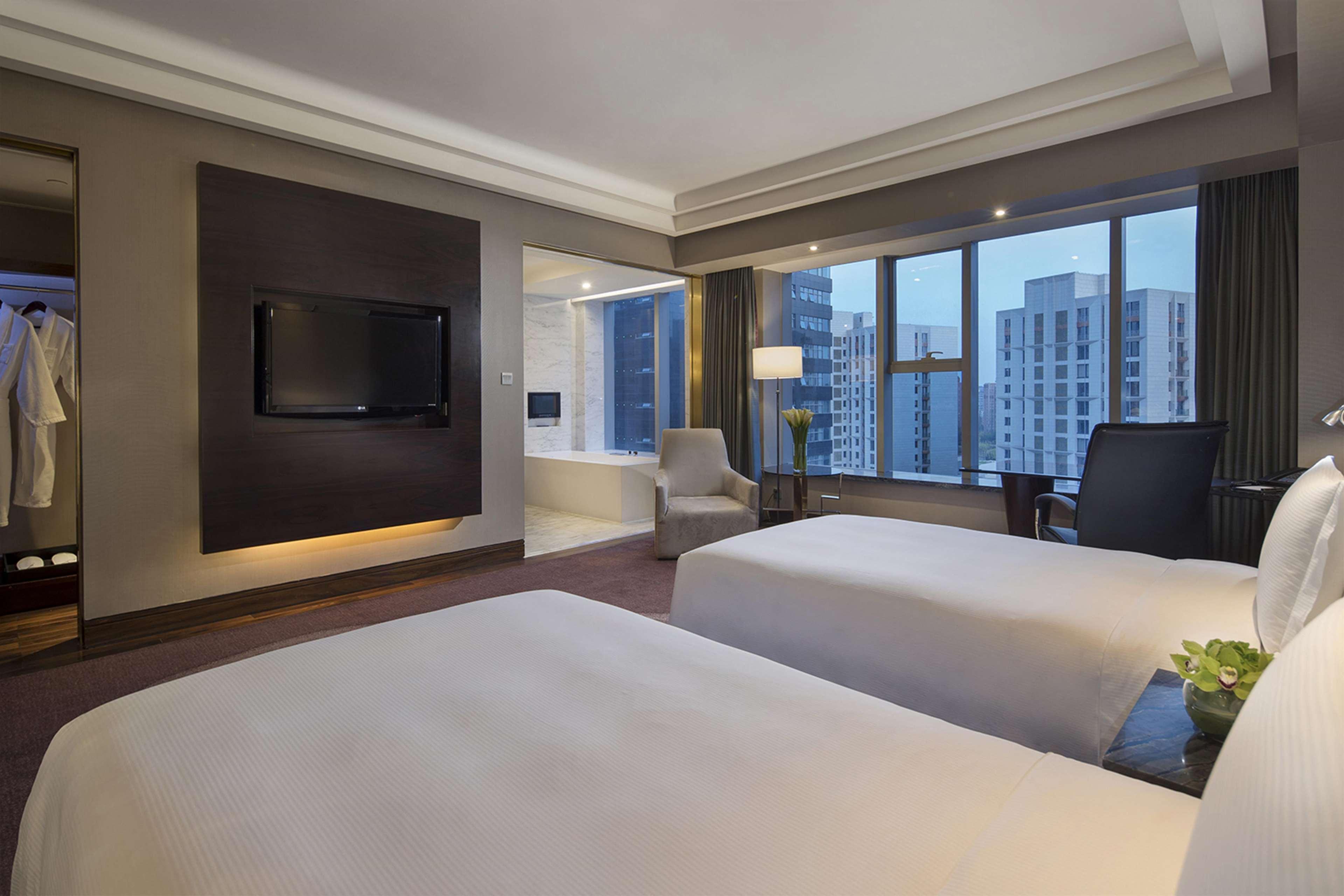 Hilton Shanghai Hongqiao Exterior photo