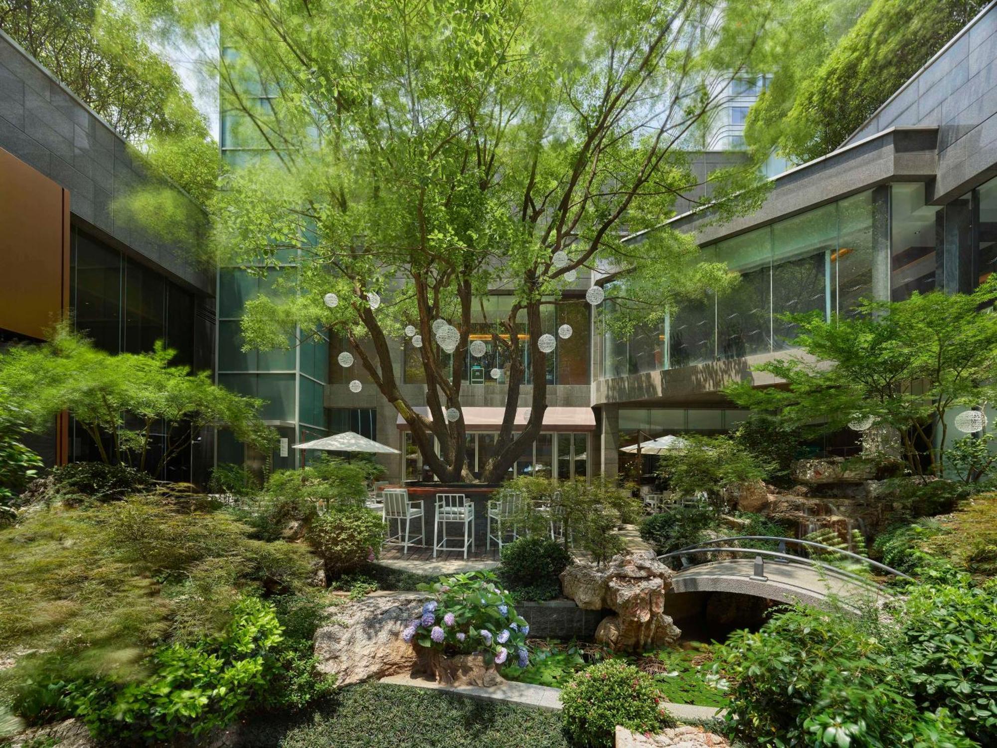 Hilton Shanghai Hongqiao Exterior photo
